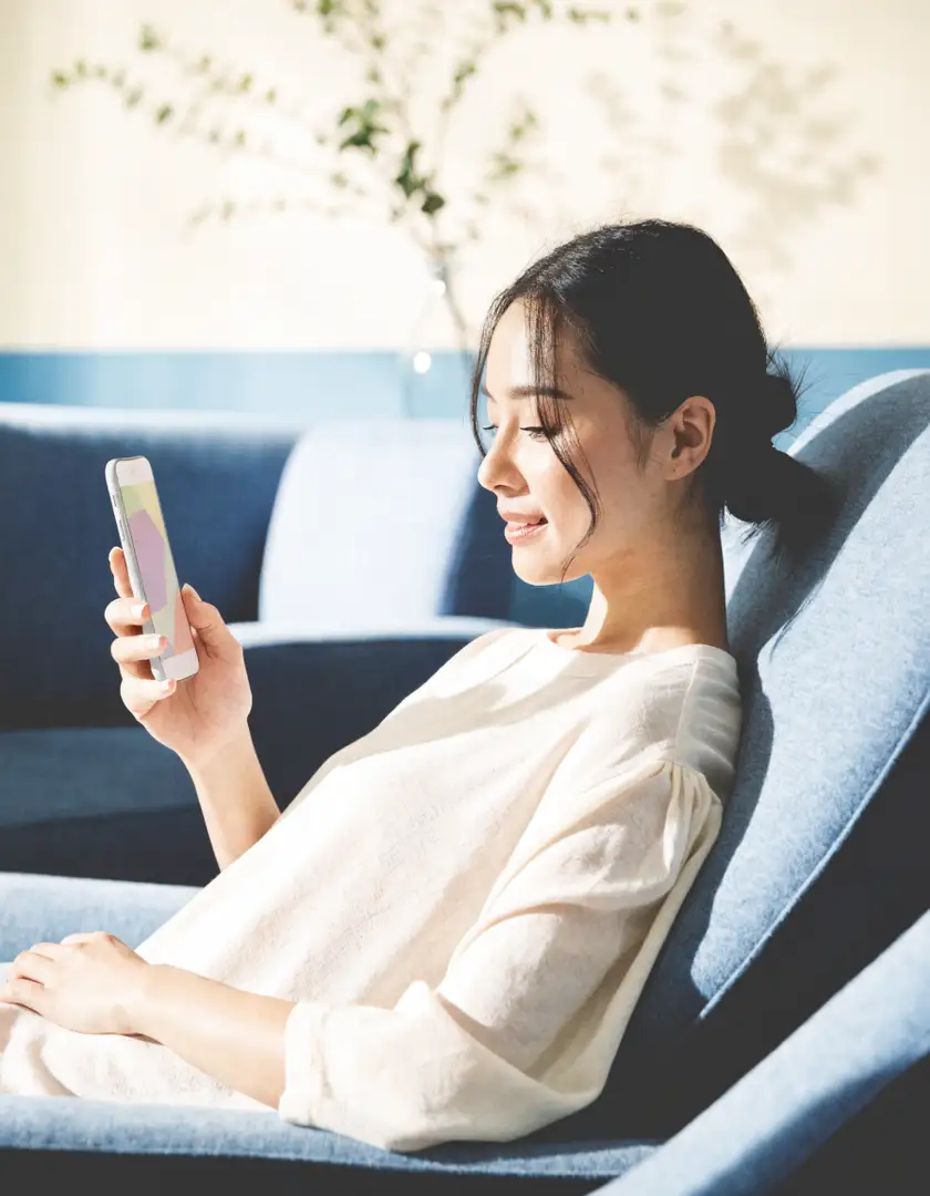 Spa client using the retention app on her phone